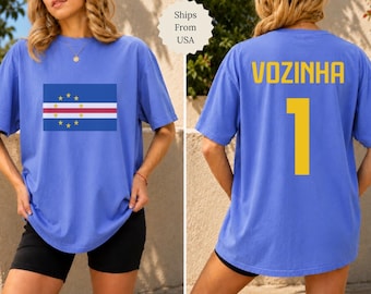 Camiseta gráfica estilo jersey inspirada en la bandera de Cabo Verde, Vozinha #1, homenaje al jugador y al aficionado a doble cara, colores deportivos Comfort Colors® para el Mundial de Fútbol.
