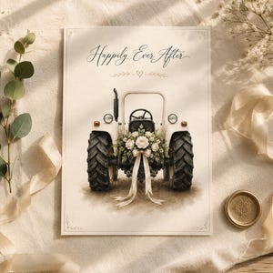 Può includere: Biglietto d'invito di nozze con un trattore bianco decorato con fiori bianchi e un fiocco color crema. Le parole "Happily Ever After" sono scritte in alto. Il biglietto è su tessuto color crema con elementi decorativi.