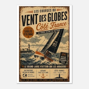 Op de afbeelding: Een rechthoekig metalen bord in vintage stijl met een zeilboot op onrustig water en een vuurtoren op de achtergrond. De tekst luidt LES COURSES DU VENT DES GLOBES CÔTÉ FRANCE, LE GRAND LARGE N'ATTEND QUE LES AUDACIEUX en andere nautische details.
