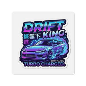 Puede incluir: Una pegatina cuadrada que muestra un coche deportivo morado y azul derrapando con humo, el texto DRIFT KING, caracteres japoneses y TURBO CHARGED. El diseño utiliza una paleta de colores neón vibrantes con un efecto degradado en el coche.