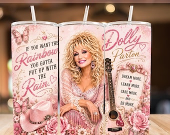 Puede incluir: Una envoltura para vaso skinny de 20 oz con estética rosa, un retrato de Dolly Parton, una guitarra, un sombrero vaquero, mariposas y rosas. El texto dice: If you want the rainbow you gotta put up with the rain, y Dream more, learn more, care more, and be more.