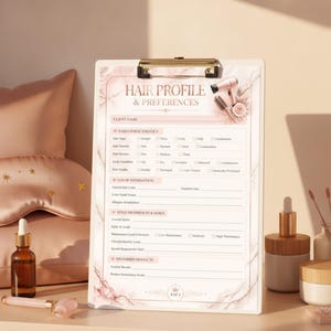Puede incluir: Un portapapeles blanco con un clip dorado que muestra un formulario impreso de Hair Profile & Preferences. El documento incluye secciones para características del cabello, información de color, preferencias de estilo y detalles de productos, decorado con flores rosas.