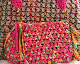 Bolsa de ombro artesanal em crochê multicolorido com alça trançada – Estilo Cottagecore