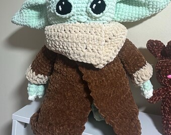 Gehäkeltes Grogu-inspiriertes Plüschtier | Handgefertigtes Amigurumi-Weltraumkind | Weiche Chenille-Garnpuppe | Plüschtier mit Galaxie-Figur | Gehäkeltes Alien-Baby