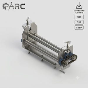 Może przedstawiać: Srebrna metalowa walcarka do blachy wyposażona w trzy równoległe cylindryczne rolki, korbę ręczną, mechanizm napędu łańcuchowego oraz dwa górne uchwyty regulacyjne. Urządzenie jest skonstruowane z płyt bocznych oraz śrub montażowych.