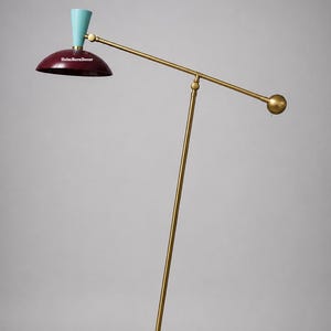 Lámpara de pie de latón de 60" estilo mediados de siglo, de la década de 1950, con base de mármol Stilnovo, pantalla de cúpula ajustable color burdeos y brazo articulado.