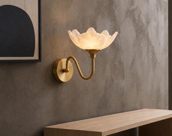 Handgefertigte Wandleuchte aus Alabaster, florale Wandleuchte aus Messing, organisch-moderne Steinlampe