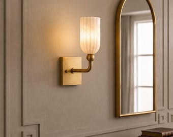 Handgefertigte Wandleuchte aus Messing und Alabaster, Designer-Wandleuchte im Mid-Century-Stil