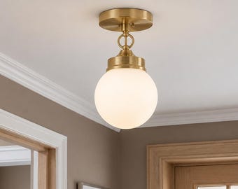 Handgefertigte Deckenleuchte aus Messing und Opalglas, skandinavische Leuchte im Mid-Century-Stil