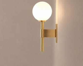 Handgefertigte Wandleuchte aus Messing mit Opalglaskugel, moderne Schminktischleuchte im Mid-Century-Stil