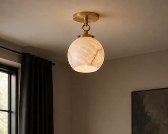 Handgefertigte, flache Deckenleuchte aus Messing | Kugelleuchte aus natürlichem Alabaster | Massive Messing-Deckenleuchte | Eingangsbereichbeleuchtung im Mid-Century-Stil