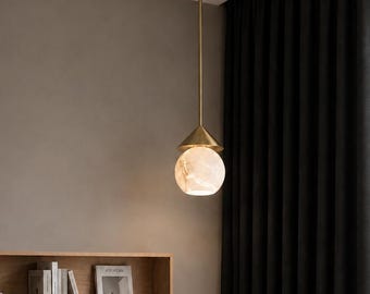 Pendelleuchte aus natürlichem Alabaster, handgefertigte Messingleuchte im skandinavischen Stil der Mitte des 20. Jahrhunderts