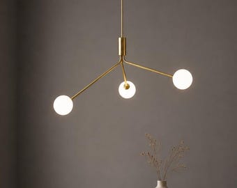 Handgefertigter Kronleuchter aus Messing im Mid-Century-Stil, 3-armige Pendelleuchte mit Opalglaskugel