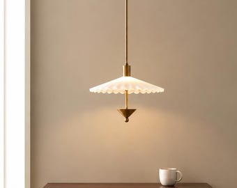 Handgefertigte Pendelleuchte aus Messing | Geschwungener Schirm, skandinavische Lampe im Mid-Century-Stil