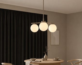 Handgefertigter Kronleuchter aus Messing in Kugelform, Pendelleuchte im Mid-Century-Modern-Stil