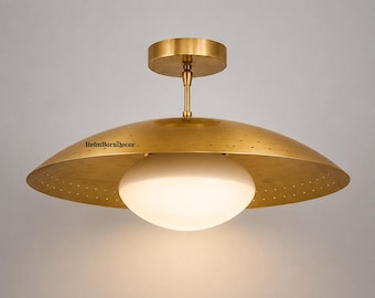 Plafonnier semi-encastré moderne Mid-Century, lampe à suspension en laiton brossé, métal doré perforé et lustre globe en verre blanc