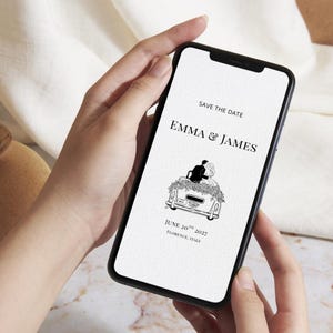 Op de afbeelding: Een smartphone toont een trouwuitnodiging met de tekst "Save the Date" en de namen "Emma & James". Een illustratie van een oldtimer met bloemversieringen staat onder de namen, samen met de datum "20 juni 2027" en de locatie "Florence, Italië".