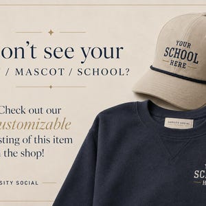 Pu&ograve; includere: Cappellino da baseball beige e felpa blu navy con la scritta "YOUR SCHOOL HERE". Il cappellino ha un dettaglio in corda blu navy. La felpa ha lo scollo tondo e una piccola etichetta "VARSITY SOCIAL".