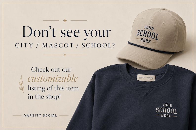Pu&ograve; includere: Cappellino da baseball beige e felpa blu navy con la scritta "YOUR SCHOOL HERE". Il cappellino ha un dettaglio in corda blu navy. La felpa ha lo scollo tondo e una piccola etichetta "VARSITY SOCIAL".