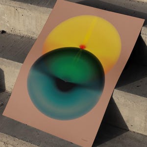Könnte beinhalten: Abstrakter Kunstdruck mit einem gelb-grünen Kugeldesign auf pfirsichfarbenem Hintergrund. Das Kunstwerk hat einen minimalistischen Stil mit einem Farbverlaufseffekt, der eine moderne und auffällige Optik erzeugt.