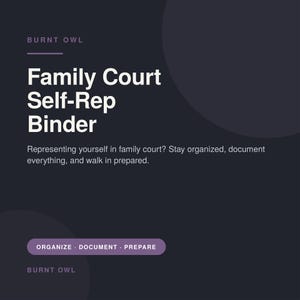 以下が含まれることがあります： Burnt Owlによる家族裁判所自己代理用バインダーのダークチャコールグレーのインフォグラフィック。テキストは「Family Court Self-Rep Binder. Representing yourself in family court? Stay organized, document everything, and walk in prepared.」と記載されています。