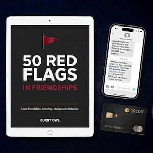 Może przedstawiać: Tablet z napisem "50 RED FLAGS IN FRIENDSHIPS" z czerwoną flagą. Smartfon wyświetla wiadomość tekstową o problemie z kontem bankowym. Widoczna jest również czarna karta kredytowa i długopis.