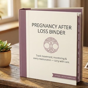 Puede incluir: Una carpeta blanca y malva titulada Pregnancy After Loss Binder con un gráfico central de nudo circular. La portada incluye el texto: Track movement, monitoring & every reassurance — carry with care, y una banda que indica 18 pages + instant download.