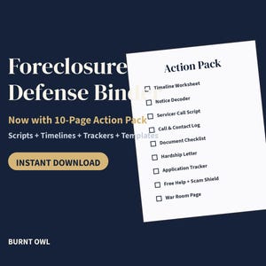 以下が含まれることがあります： Foreclosure Defense Binderと題されたダークブルーのデジタルドキュメント。10ページのAction Packが含まれています。リストには、Timeline Worksheet、Notice Decoder、Servicer Call Script、Call & Contact Log、Document Checklist、Hardship Letter、Application Tracker、Free Help + Scam Shield、War Room Pageが記載されています。