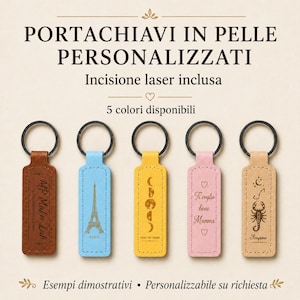 Può includere: Cinque portachiavi rettangolari in pelle con anelli metallici nei colori marrone, azzurro, giallo, rosa e beige. Ognuno presenta incisioni laser tra cui testo, la Torre Eiffel, fasi lunari e uno scorpione. Il testo recita PORTACHIAVI IN PELLE PERSONALIZZATI.