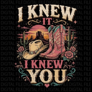 Puede incluir: Un dise&ntilde;o gr&aacute;fico con el texto I KNEW IT I KNEW YOU en una fuente desgastada. La imagen muestra un sombrero de vaquero beige, un par de botas vaqueras rosas con patrones florales, cactus y rosas sobre un fondo de atardecer en el desierto.