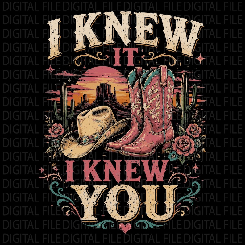 Puede incluir: Un dise&ntilde;o gr&aacute;fico con el texto I KNEW IT I KNEW YOU en una fuente desgastada. La imagen muestra un sombrero de vaquero beige, un par de botas vaqueras rosas con patrones florales, cactus y rosas sobre un fondo de atardecer en el desierto.