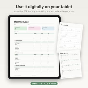 Könnte beinhalten: Ein digitales Tablet zeigt eine Seite zur monatlichen Budgetplanung mit Abschnitten für Einnahmen, Fixkosten, variable Ausgaben und Ersparnisse. Zwei weitere Seiten mit Sparzielen und wöchentlichen Ausgaben sind rechts zu sehen.