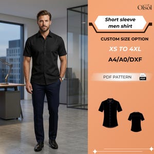 Puede incluir: Un hombre con una camisa negra de manga corta y pantalones azul marino. La imagen incluye texto: "Short sleeve men shirt", "CUSTOM SIZE OPTION XS TO 4XL" y "PDF PATTERN". También se muestran dos ilustraciones de camisas negras.