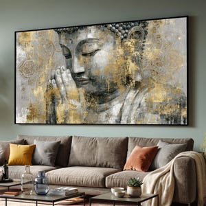 Könnte beinhalten: Ein großes rechteckiges Wandbild mit einem graustufigen Porträt eines Buddha, dessen Hände im Gebet zusammengelegt sind. Das Kunstwerk ist mit strukturierten Blattgold-Akzenten und komplizierten kreisförmigen Mustern im Hintergrund versehen.