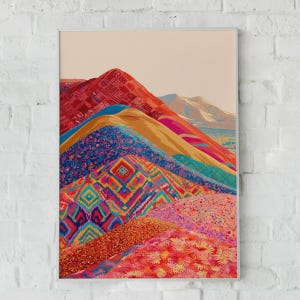 Könnte beinhalten: Ein vertikaler Kunstdruck, der eine stilisierte Berglandschaft mit geschichteten Hügeln zeigt. Jeder Abschnitt weist unterschiedliche Muster auf, darunter geometrische Rauten, florale Motive und gesprenkelte Texturen in leuchtenden Rot-, Blau-, Gold- und Rosatönen.