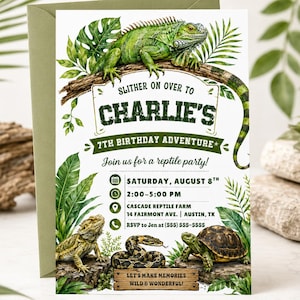 Op de afbeelding: Een rechthoekige verjaardagsuitnodigingskaart met een groene leguaan op een tak, een baardagame, een slang en een schildpad. De tekst luidt: SLITHER ON OVER TO CHARLIE'S 7TH BIRTHDAY ADVENTURE, Join us for a reptile party, Saturday, August 8th, 2:00-5:00 PM, Cascade Reptile Farm, 14 Fairmont Ave., Austin, TX, RSVP to Jen at (555) 555-5555, LET'S MAKE MEMORIES WILD & WONDERFUL.