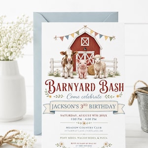 Könnte beinhalten: Eine rechteckige Geburtstagseinladungskarte mit einer roten Scheune, einem Kalb, einem Ferkel und einem Lamm. Der Text lautet: Barnyard Bash, Come celebrate, Jackson's 3rd Birthday, Saturday, August 9th 20XX, 1:00 PM - 4:00 PM, Meadow Country Club, 14 Fairway Lane, Portland, OR, Pony rides, wagon rides, & pizza, RSVP to Jenny by May 1st at (555) 555-5555 or jenny@email.com.