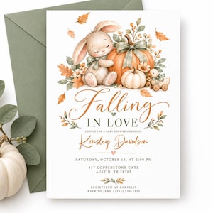 Puede incluir: Una tarjeta de invitación blanca para baby shower con una ilustración en acuarela de un conejo, calabazas y un pato de juguete. El texto dice Falling IN LOVE, JOIN US FOR A BABY SHOWER HONORING Kinsley Davidson, SATURDAY, OCTOBER 18, AT 2:00 PM, 417 COPPERSTONE GATE, AUSTIN, TX 78703, REGISTERED AT BABYLIST, RSVP TO JENN | (555) 555-5555.