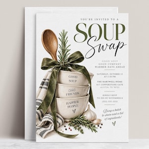 Op de afbeelding: Een uitnodigingskaart voor een soepruil met een stapel van drie keramische kommen met de tekst Good Soup, Good Friends en Happier People. De kommen zijn versierd met een donkergroen lint, een houten lepel en een takje rozemarijn. De tekst bevat evenementdetails, datum, tijd en locatie.