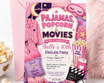 以下が含まれることがあります： ピンクのパジャマ、ポップコーンバケツ、映画のカチンコ、アイマスクが描かれた長方形の誕生日パーティーの招待状。テキストには「Pajamas, Popcorn & Movies, You're invited to Belle's 10th Birthday Party, Friday, August 14th, 5:00 PM - 11:00 PM, Belle's Movie Theatre」と記載されています。