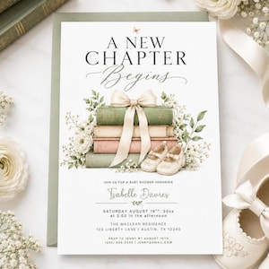Könnte beinhalten: Eine weiße Einladungskarte für eine Babyparty mit dem Text A NEW CHAPTER BEGINS, einem Stapel aus drei Büchern in Grün, Creme und Rosa, die mit einem beigen Band gebunden sind, und cremefarbenen Babyschuhen mit weißen Blumenmotiven.