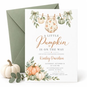 Puede incluir: Una tarjeta de invitación para baby shower blanca con una ilustración en acuarela de un mameluco de bebé y calabazas colgadas en un tendedero, con el texto A LITTLE Pumpkin IS ON THE WAY, Kinsley Davidson y los detalles del evento.