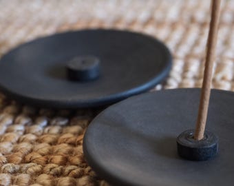 Handgjord rökelsehållare i svart lera – Minimalistisk hantverksmässig rökelsefat från Nepal