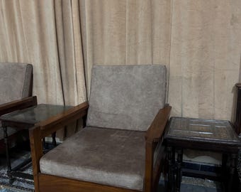 Massivholz Sessel, modernes rustikales Design, poliertes Nussbaum Finish, breite Armlehnen