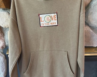 "Moses Creations Herren ""Love Is The Way"" Pullover Hoodie Sweatshirt, Größe XS."