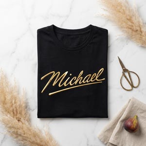 Michael Naam T-shirt | Gouden Script Print | Elegant Heren Shirt