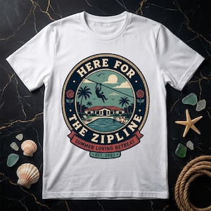 Puede incluir: Una camiseta blanca con un gráfico circular que muestra a una persona en una tirolina sobre una piscina y una casa. El texto dice "HERE FOR THE ZIPLINE", "SUMMER LOVING RETREAT" y "EST. 2023". El diseño incluye palmeras, rosas y un sol.