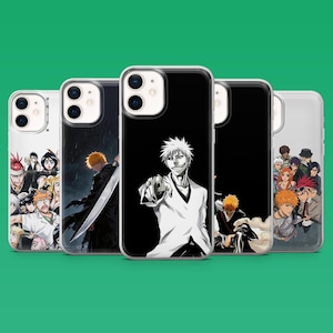 Op de afbeelding: Vijf doorzichtige smartphonehoesjes met diverse anime-personage-illustraties uit Bleach. De ontwerpen bevatten groepsportretten, een personage met een groot zwaard in de regen en een centraal personage in een wit outfit.