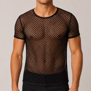 Könnte beinhalten: Ein schwarzes Kurzarm-T-Shirt mit einer weitmaschigen Netzstruktur und einem durchgehenden Rautenmuster. Das Kleidungsstück verfügt über einen einfarbig schwarzen Rundhalsausschnitt, einfarbig schwarze Ärmelbündchen und einen einfarbig schwarzen Saum.