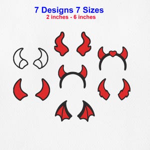Könnte beinhalten: Sieben digitale Stickmotive mit Teufelshörnern und Flügeln in Rot, Schwarz und Weiß. Der Text lautet 7 Designs 7 Sizes und 2 inches - 6 inches. Die Sammlung umfasst verschiedene Hornformen, einen Haarreif mit Herzmotiv sowie fledermausartige Flügel.